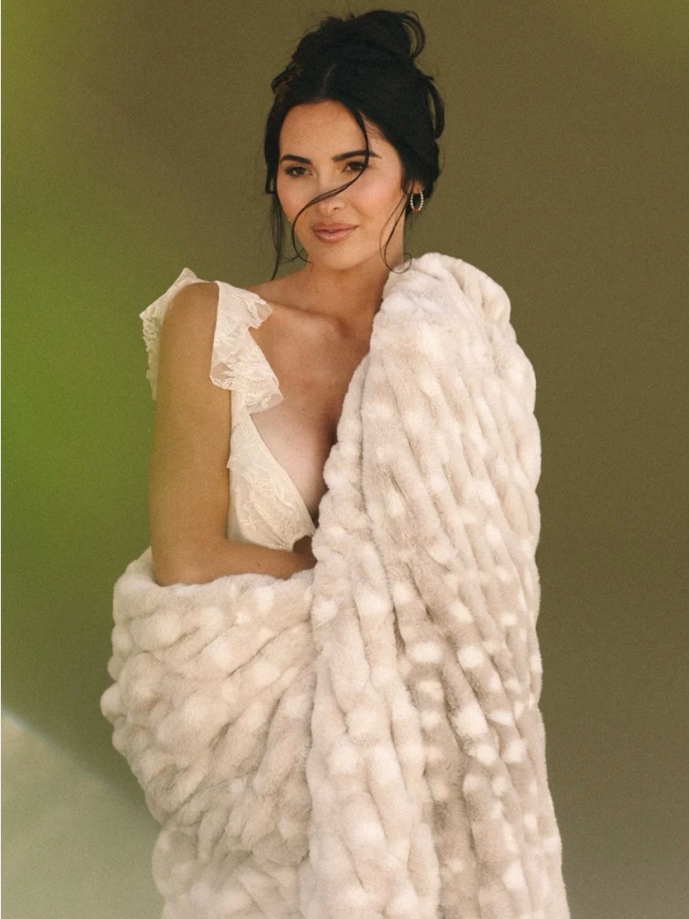 Lola Blankets/Ivory Fawn/Size L/Plush Faux Fur Throw/Blanket! NIB! NEW! SEALED!